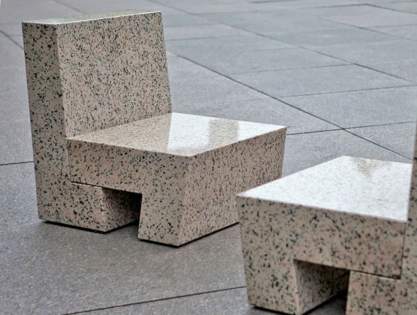 Bancos de piedra para exterior en Melide