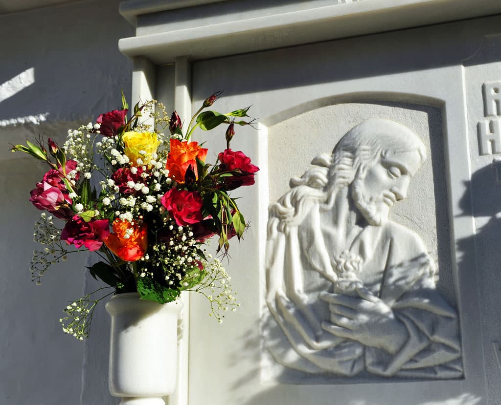 Especialistas en revestimiento de nichos en Melide