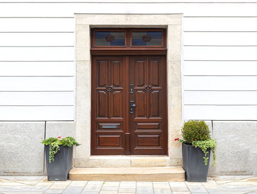 Revestimiento de entradas en piedra natural en Melide