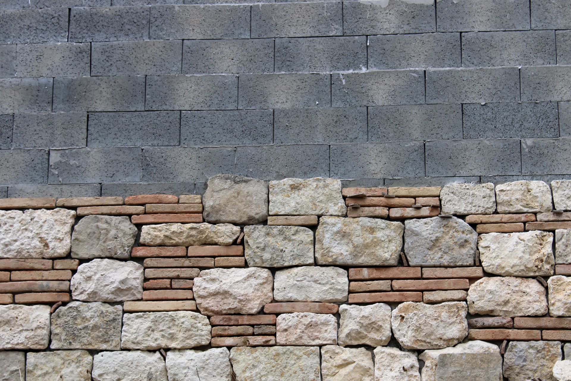 Revestimiento de fachada de vivienda con piedra natural en Melide