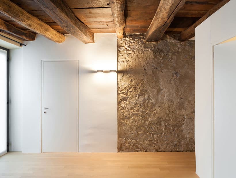 Revestimiento de puertas en piedra natural en Melide