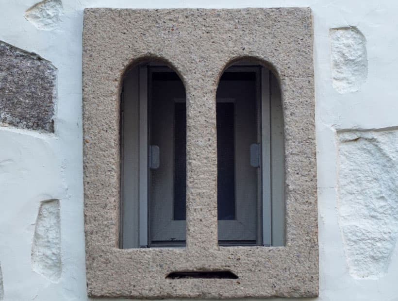 Revestimiento de ventanas en piedra natural en Melide